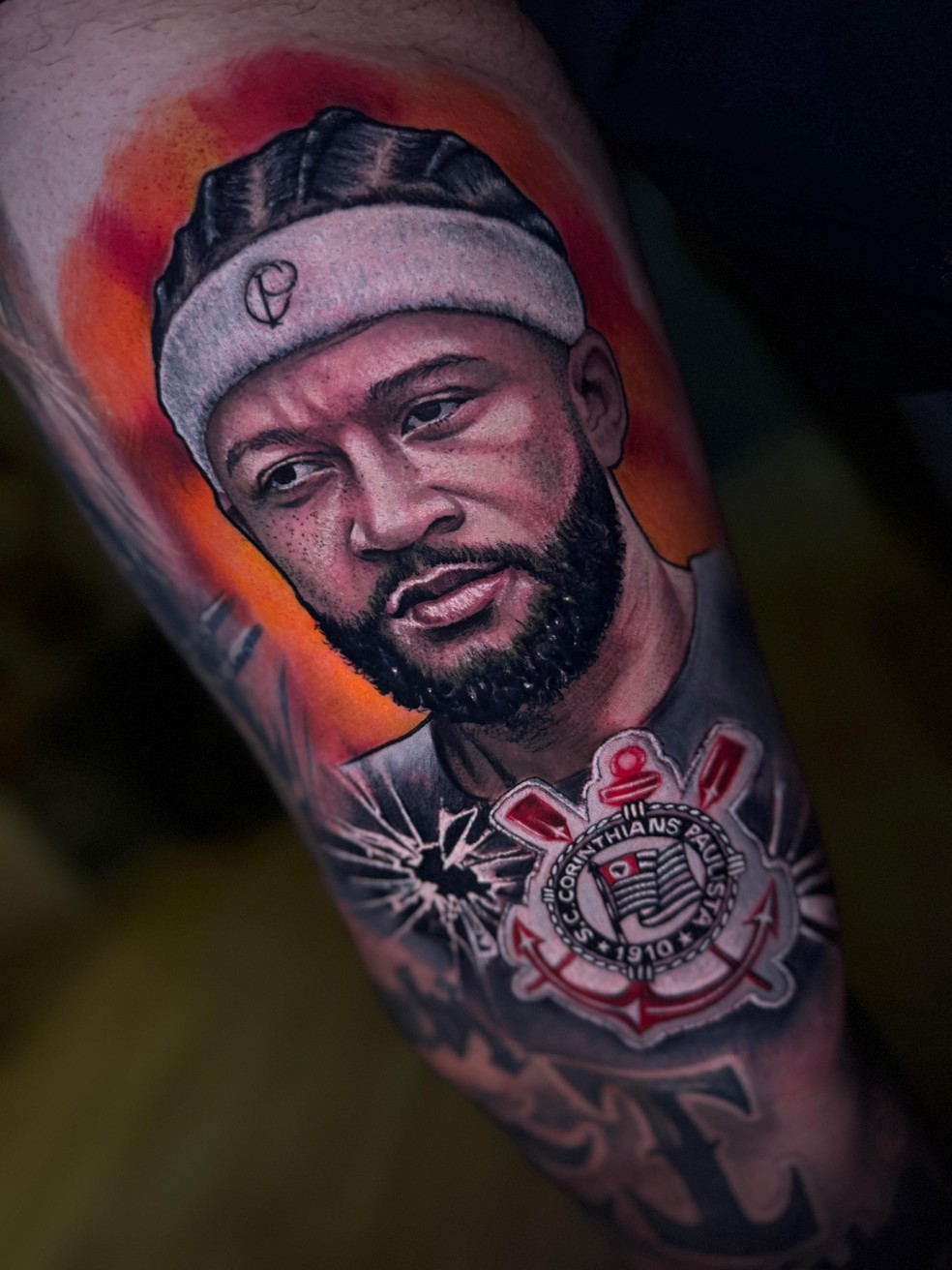 Torcedor do Corinthians faz tatuagem de Memphis