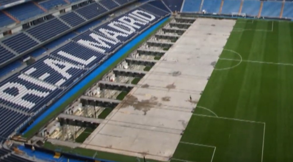 Real Madrid divulga imagens do processo de retirada do novo gramado retr&aacute;til do Santiago Bernab&eacute;u &mdash; Foto: Reprodu&ccedil;&atilde;o