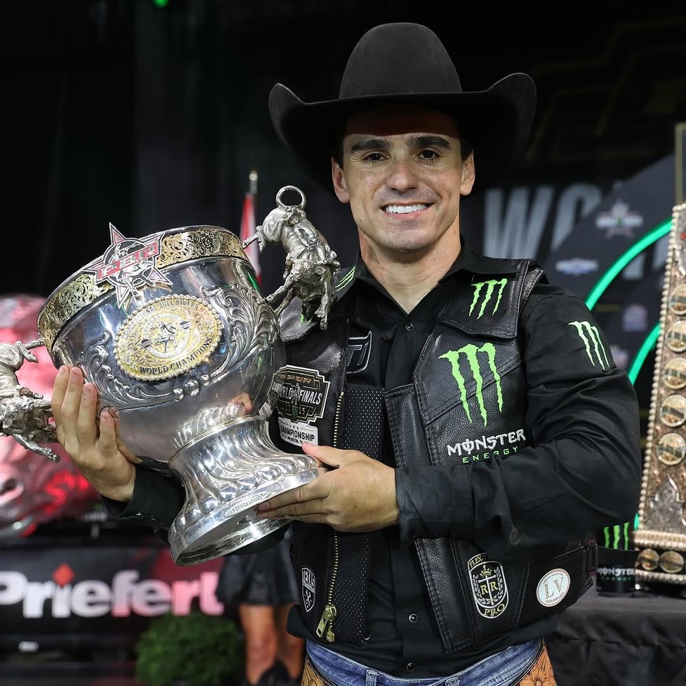 José Vitor Leme com troféu de campeão da temporada 2025 da PBR — Foto: Divulgação/PBR Brazil