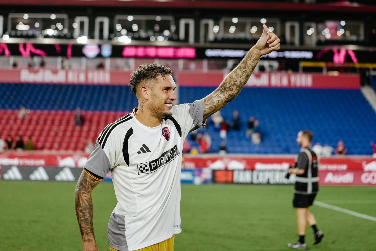 Navarro chega a seis gols em quatro jogos e se destaca depois de mudar de time na MLS