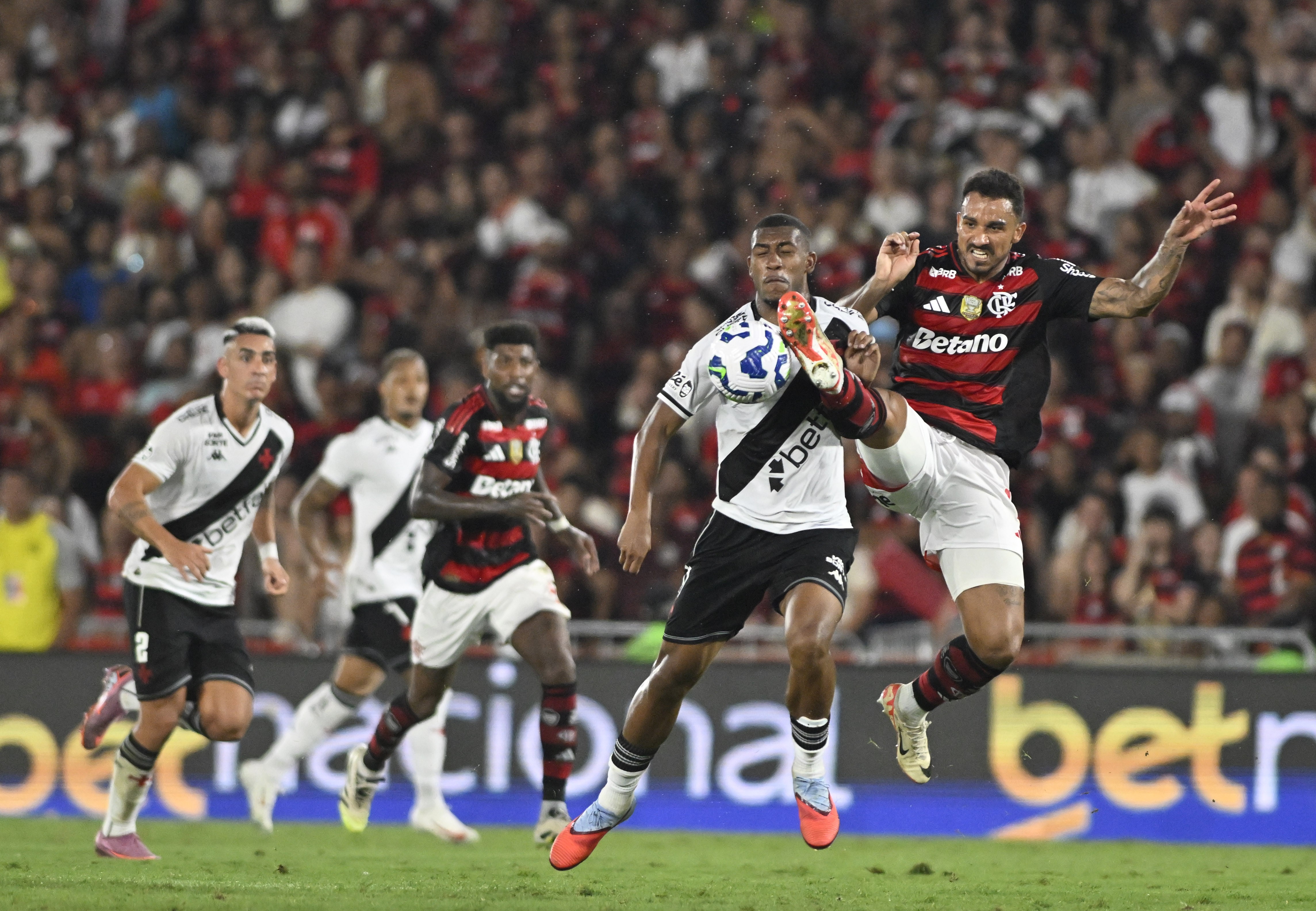 Saúl brilha e Filipe Luís tem desempenho ruim em empate do Flamengo
