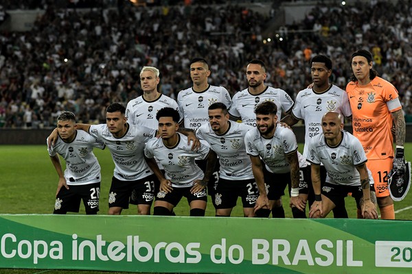 Atuações do Corinthians: laterais erram tudo em empate arrancado à
