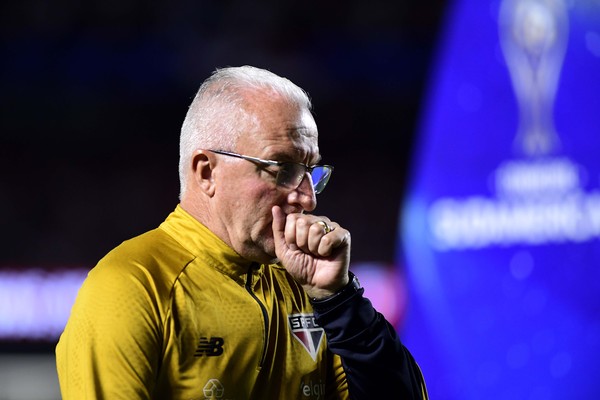 Dorival Júnior completa dez partidas sem repetir escalação no São Paulo.
