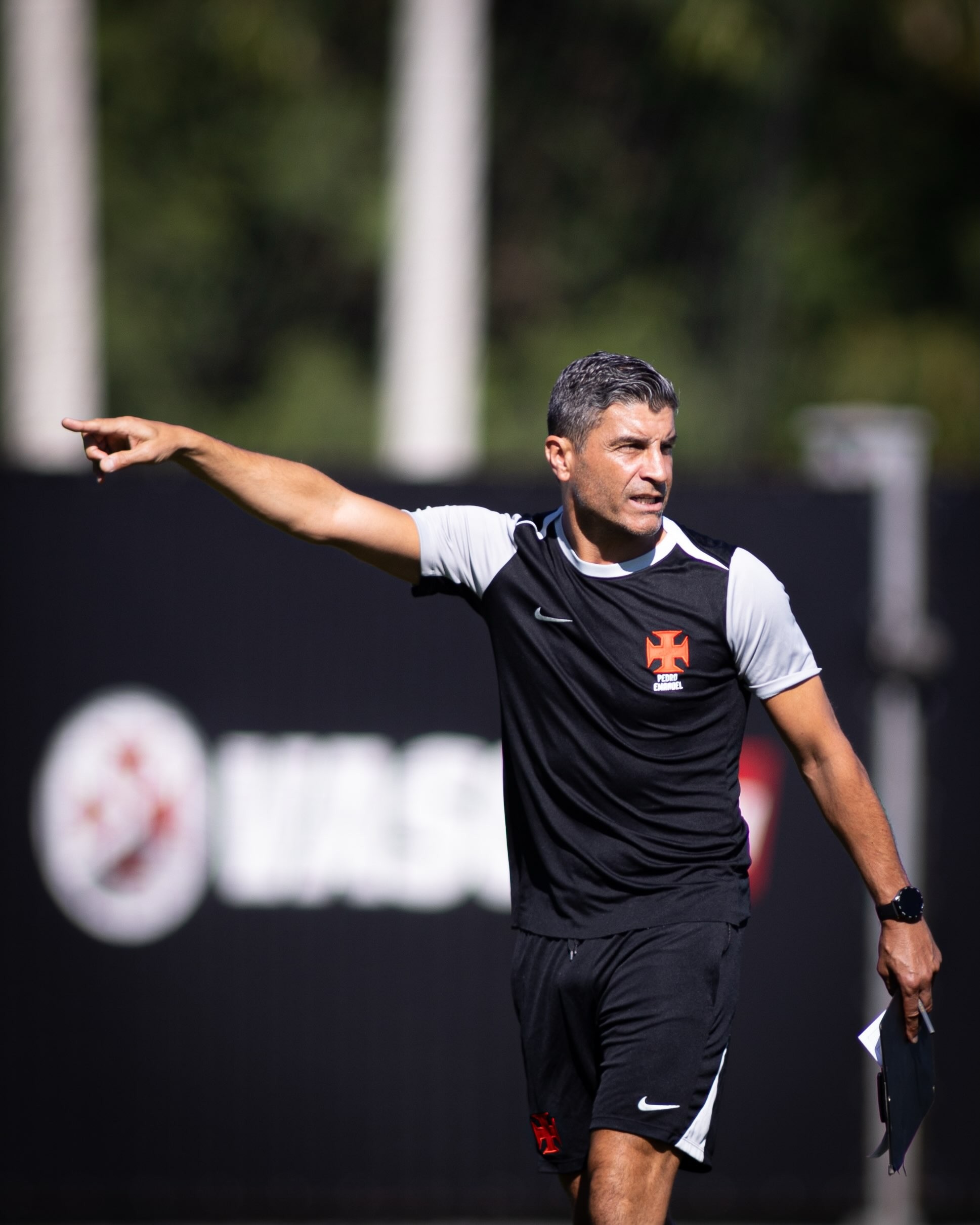 À espera de Deossa, Vasco abre janela sem reforços e aguarda avaliação de Pedro Emanuel sobre elenco