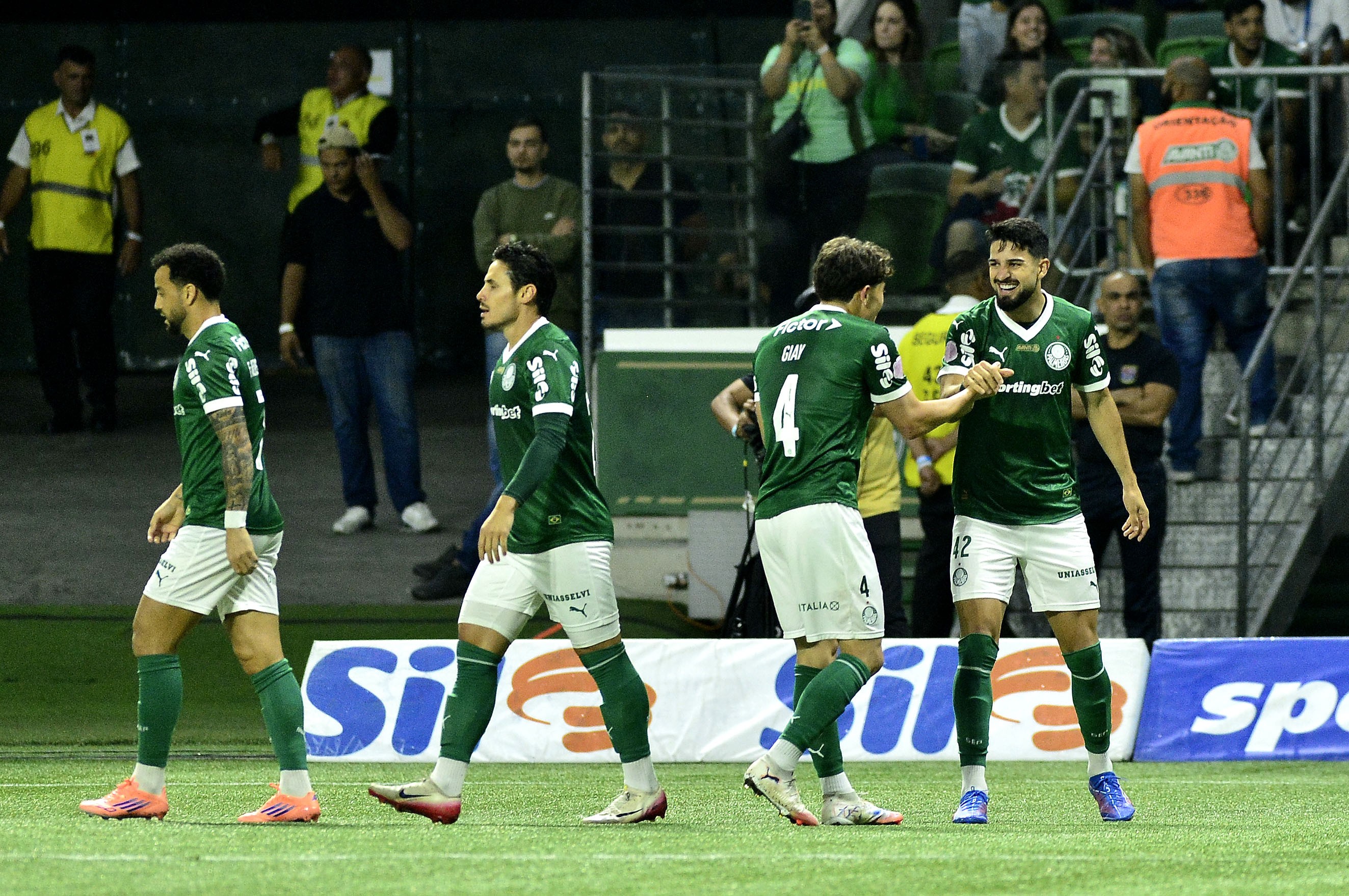 Pendurados do Palmeiras escapam de cartões e estão prontos para o Choque-Rei