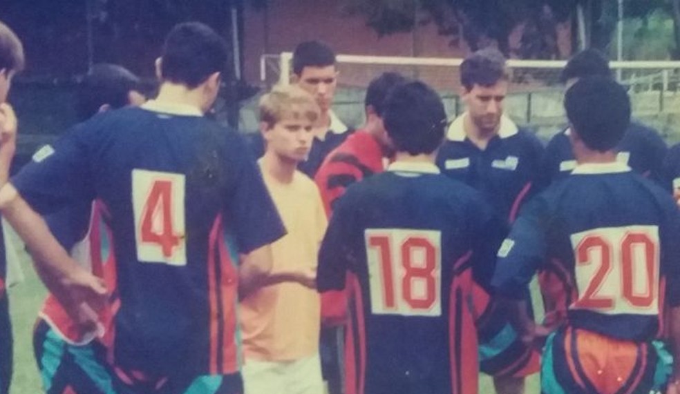 Fernando Seabra comandou Maurício Barbieri (atrás dele na imagem) no time da USP — Foto: Arquivo pessoal