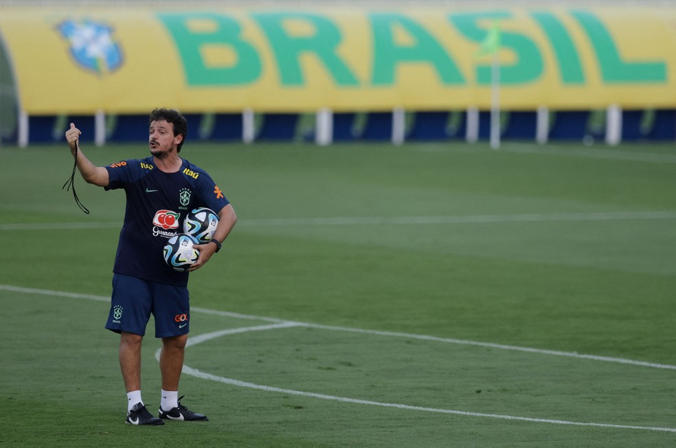 Fernando Diniz comanda treino da Seleção na Granja Comary — Foto: REUTERS/Ricardo Moraes
