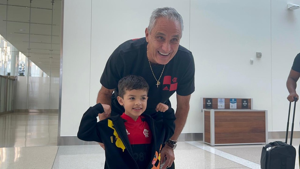 Tite e o pequeno Theo em desembarque do Flamengo nos Estados Unidos — Foto: Letícia Marques