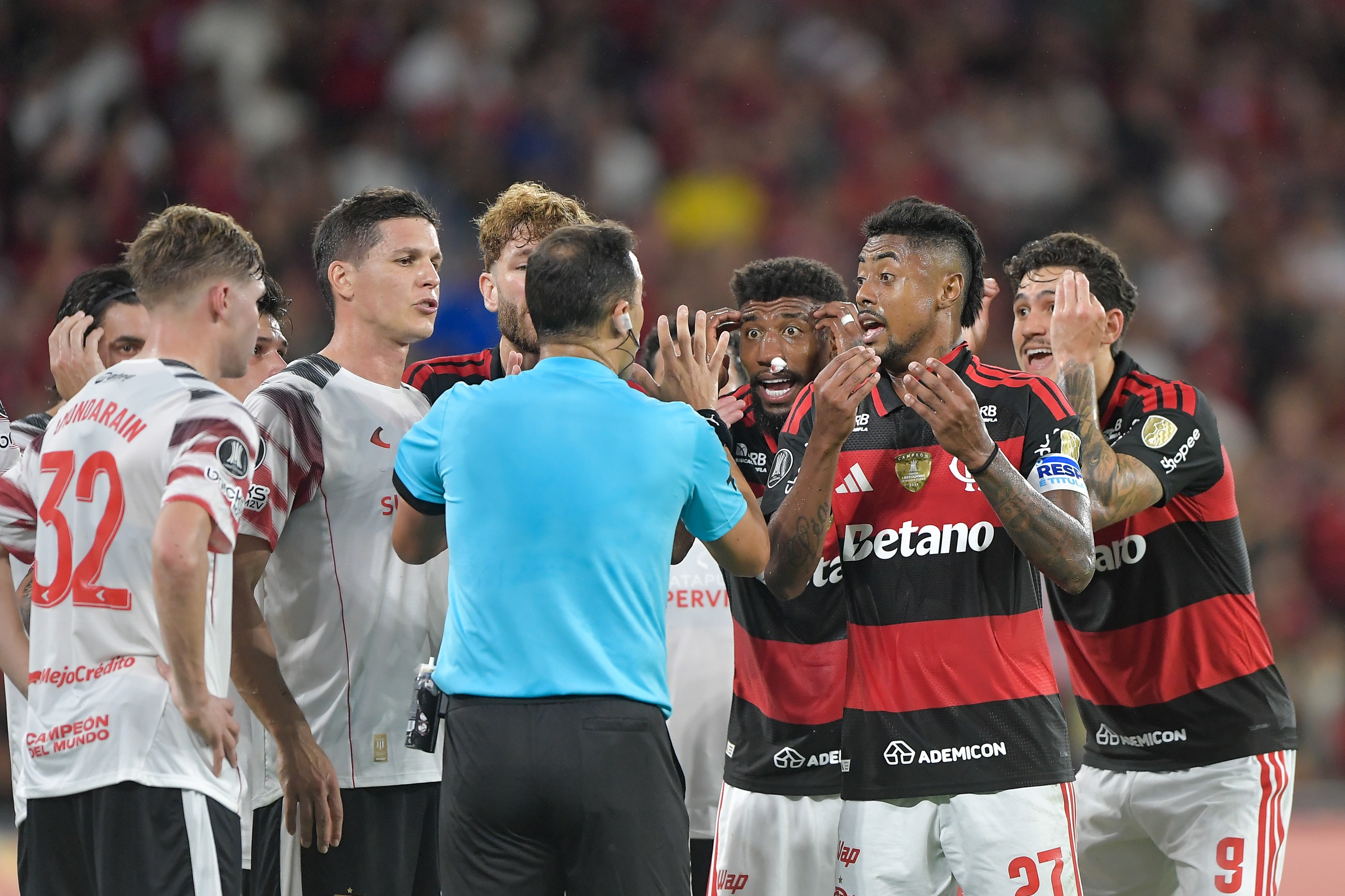 Flamengo x Estudiantes: PC de Oliveira diz que VAR errou ao não marcar pênalti em Bruno Henrique