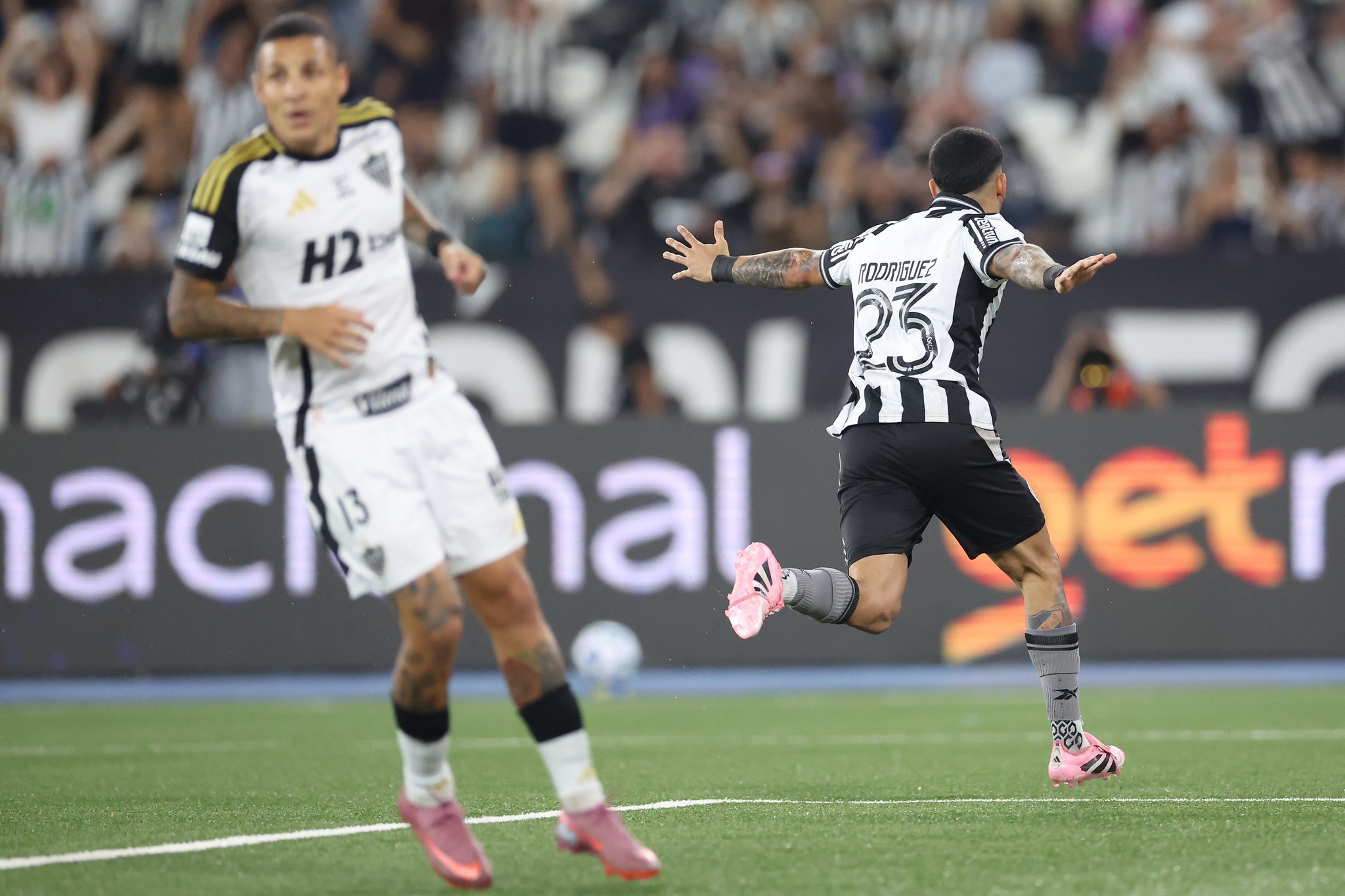 Botafogo vence jogo com um a menos pela terceira vez em dez meses
