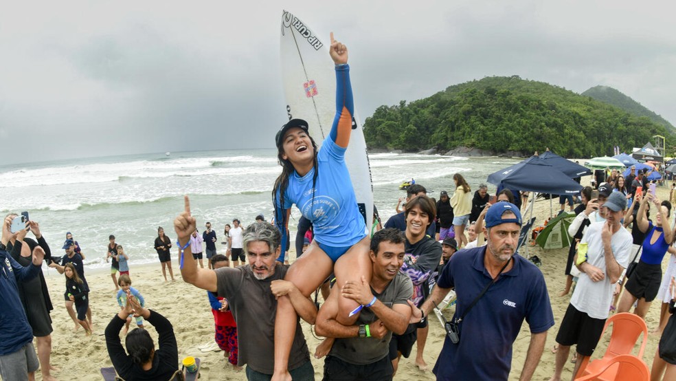 Sophia Medina é campeã do QS de Itamambuca — Foto: WSL / Marcio David