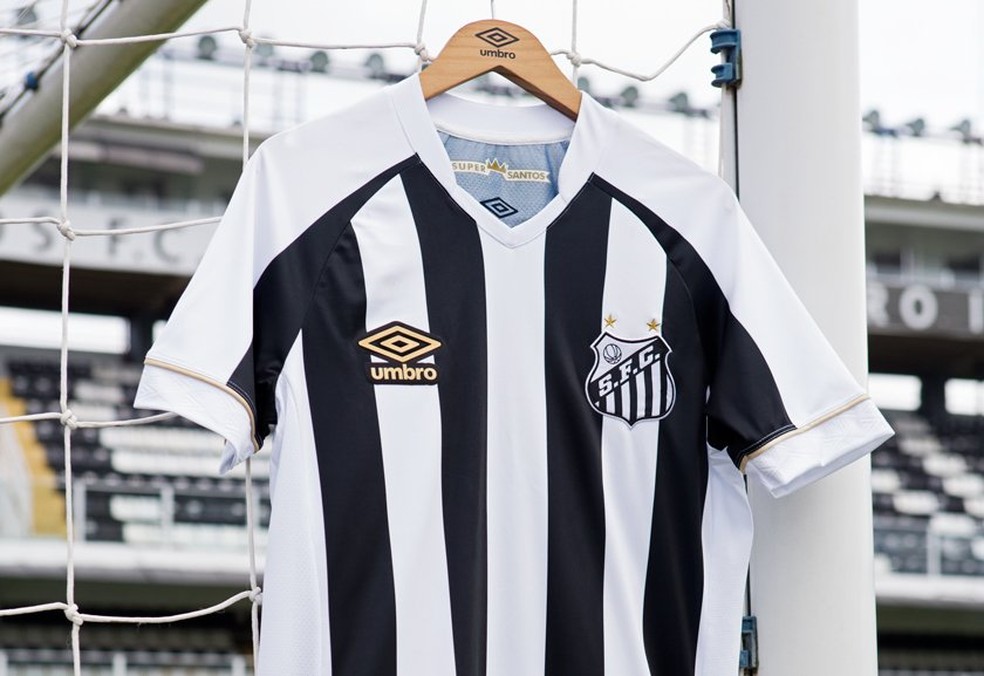 Camisa chega de drone e Santos lan a novos uniformes em SP veja