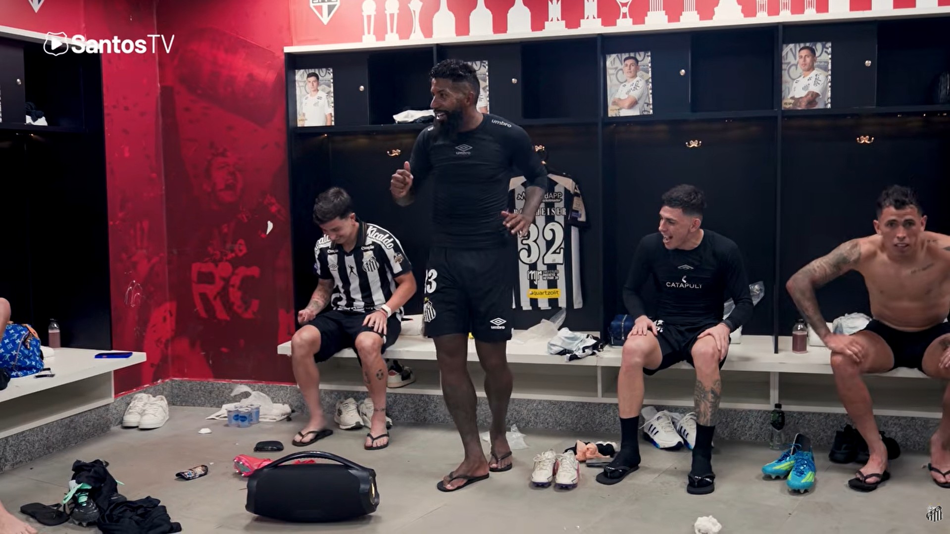 Festa, Bad Bunny e Rodinei dançarino: o clima no vestiário do Santos depois da vitória no clássico