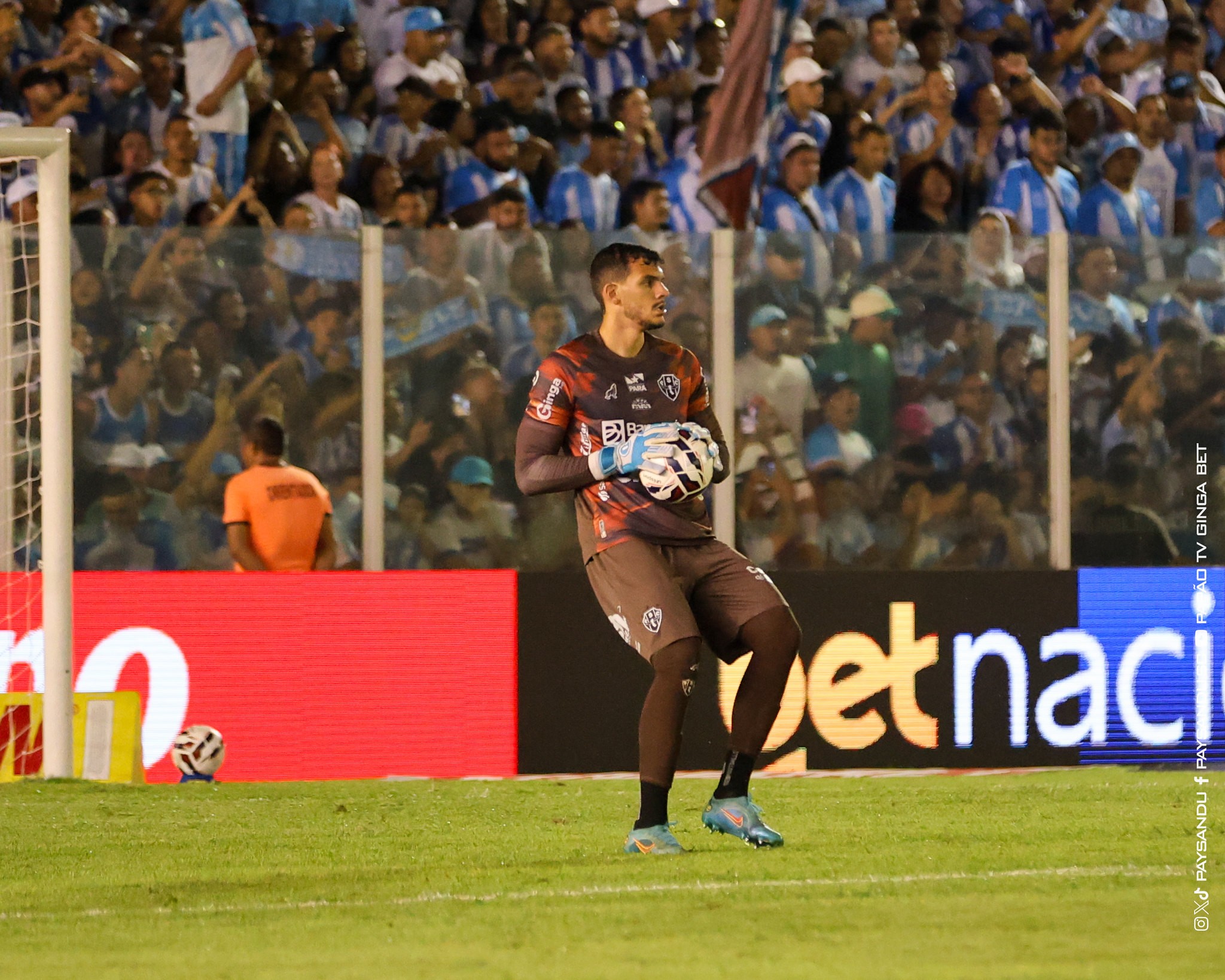 Bastidores: após falhas, Mesquita vai às lágrimas e agradece ao elenco do Paysandu: "Vamos subir esse time"