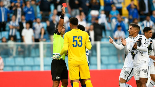 Ponte Preta perde do Avaí, completa 10 jogos sem vencer e vai para o Z-4