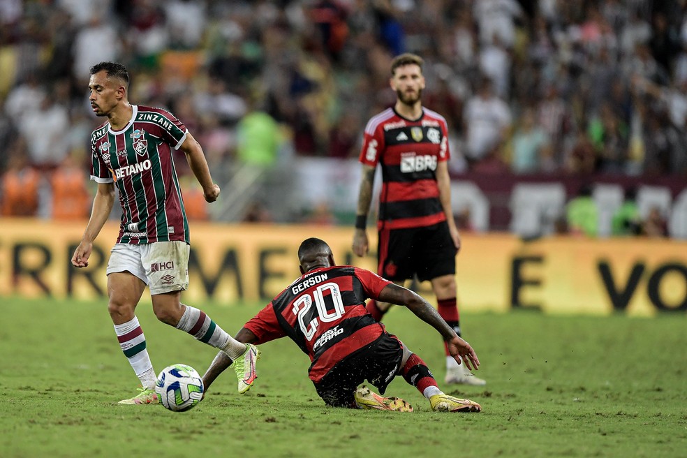 L&eacute;o Pereira e Gerson em cl&aacute;ssico contra o Fluminense &mdash; Foto: Thiago Ribeiro/AGIF