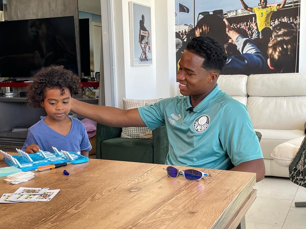 Endrick faz carinho na cabeça do irmão, Noah — Foto: Camila Alves