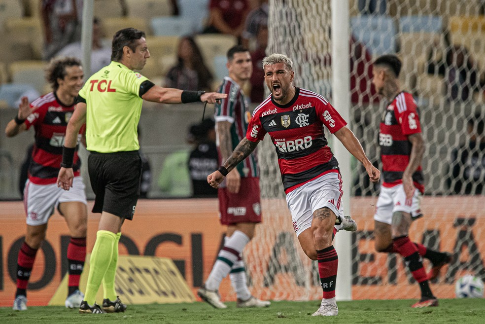 Arrascaeta abre o placar para o Flamengo contra o Fluminense &mdash; Foto: Paula Reis/Flamengo
