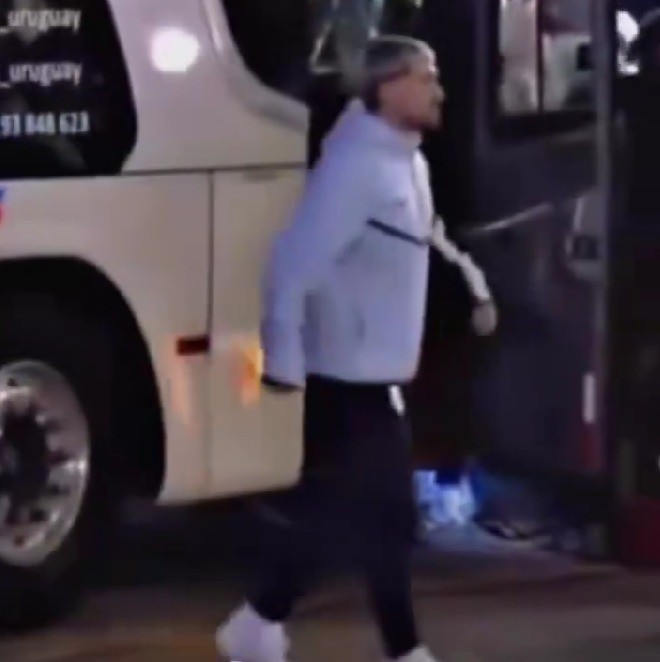 Arrascaeta é flagrado mancando após descer de ônibus do Uruguai; veja o vídeo