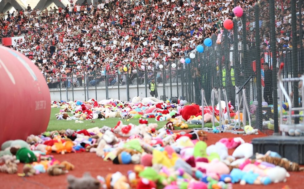 Torcedores do Zakho SC, do Iraque, atiram pelúcias no gramado — Foto: Divulgação
