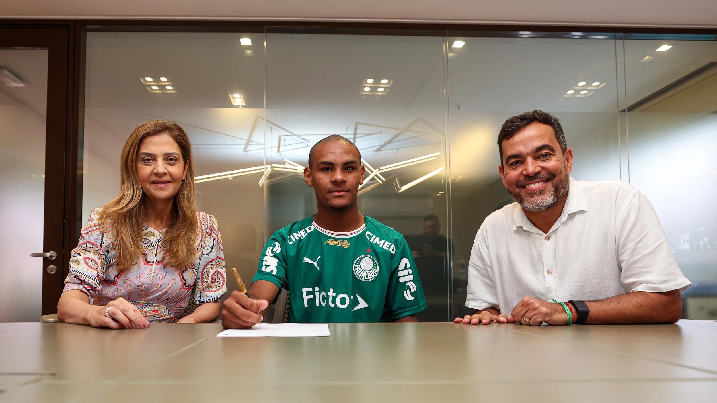 Eduardo Conceição, sensação da Copinha, assina primeiro contrato profissional com o Palmeiras