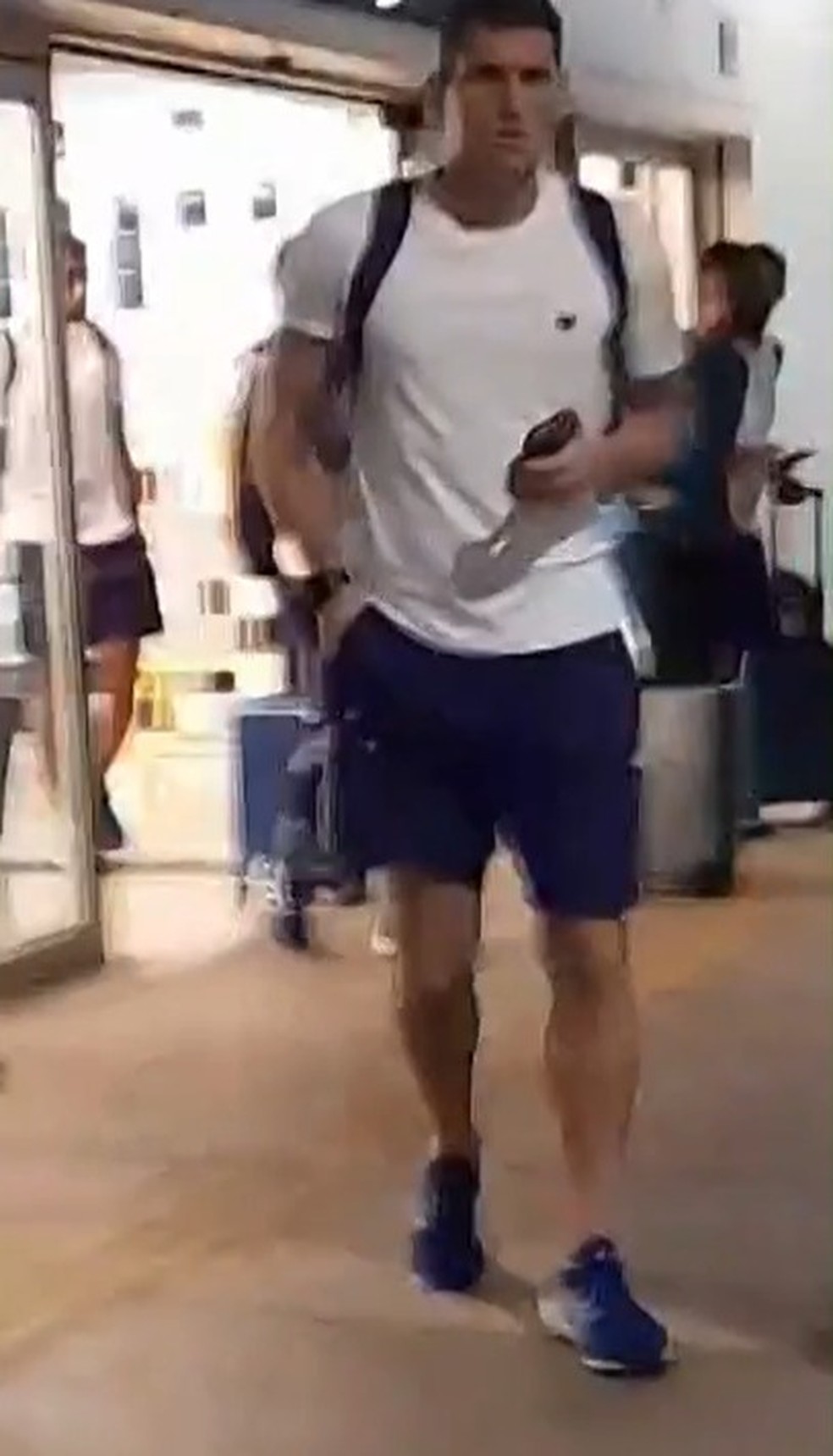 Jogadores do Cruzeiro são cobrados em desembarque, e Rafael Cabral discute  com torcedor; veja vídeo, cruzeiro