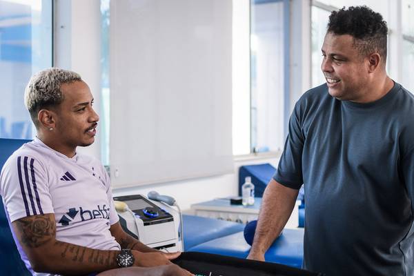 Sob olhar de Ronaldo, Cruzeiro treina com interino que tende a comandar time no domingo