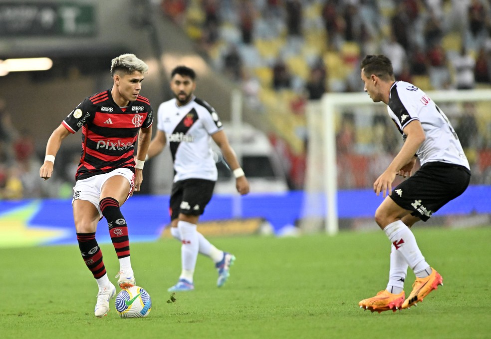 Luiz Araújo não joga desde 15 de setembro, quando foi substituído no primeiro tempo do clássico com o Vasco — Foto: André Durão