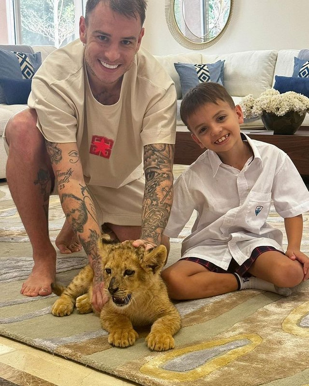 Róger Guedes e filho com leão de estimação — Foto: Reprodução / Instagram