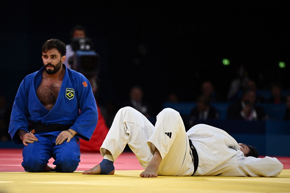 Rafael Macedo reage após anotar queda que o classificou à disputa do bronze — Foto: REUTERS/Arlette Bashizi