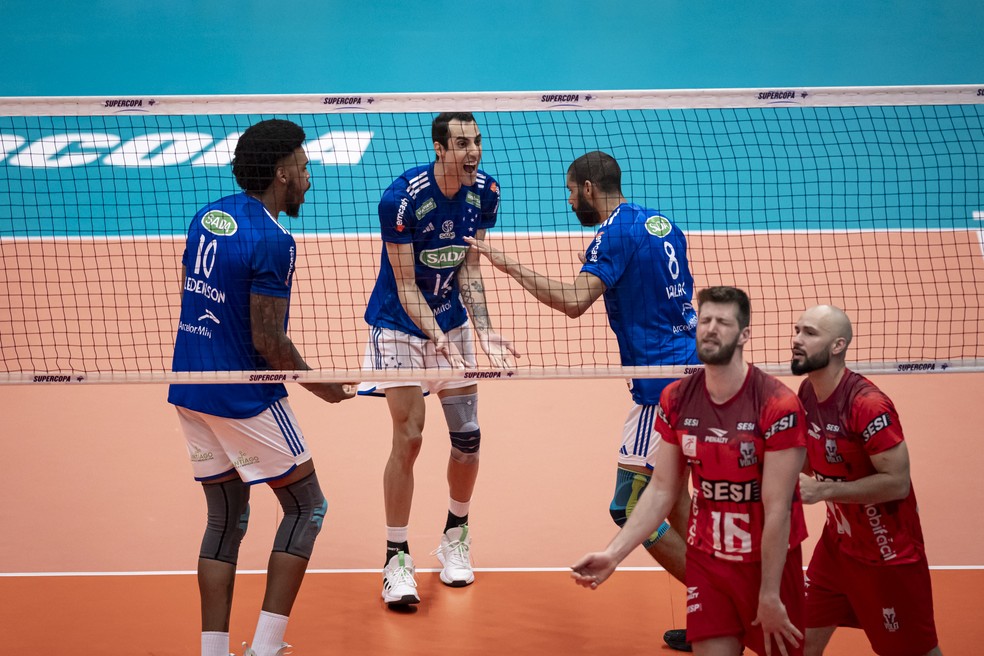 Douglas Souza e Wallace comemoram ponto do Cruzeiro contra o Sesi-Bauru, na final da Supercopa Masculina