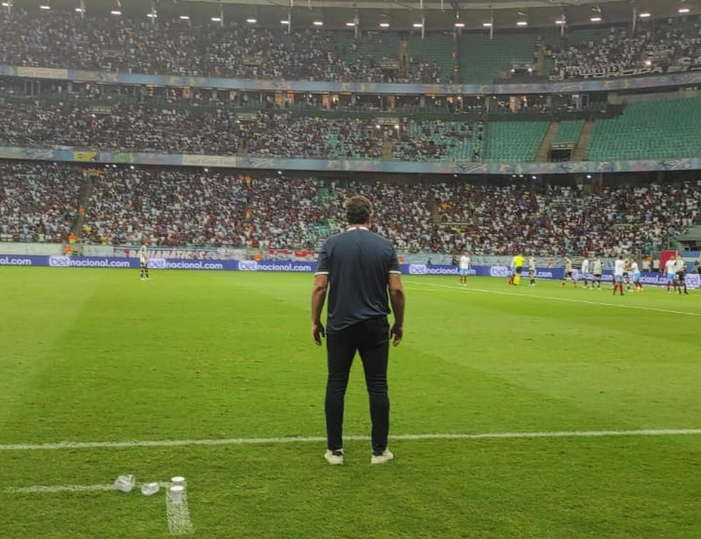 Rogério Ceni, técnico do Bahia, orienta jogadores na beira do gramado — Foto: Tiago Lemos