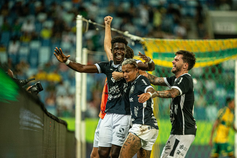 Jogadores do Remo comemoram vitória pela Série B