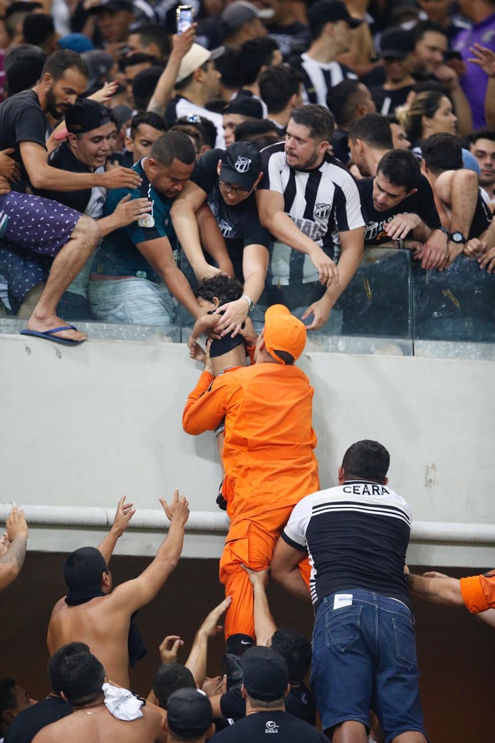 Torcedores do Ceará e do Fortaleza entram em confronto horas antes de  Clássico-Rei na Arena Castelão; vídeo, Ceará