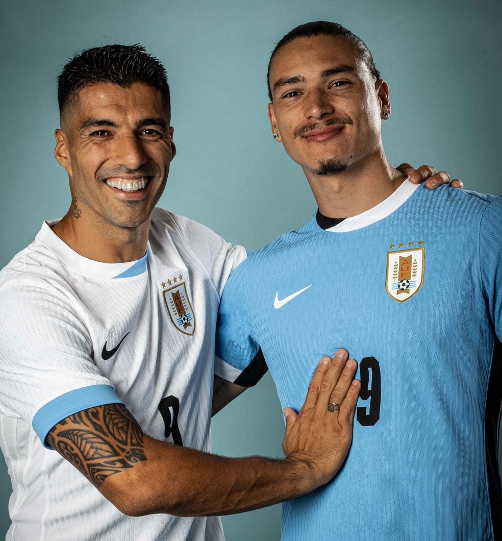 Suárez e Darwin Núñez com o novo uniforme do Uruguai — Foto: Divulgação/AUF