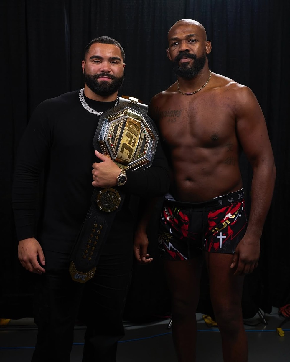 Gable Steveson com cinturão de Jon Jones — Gable Steveson estreia no UFC 329