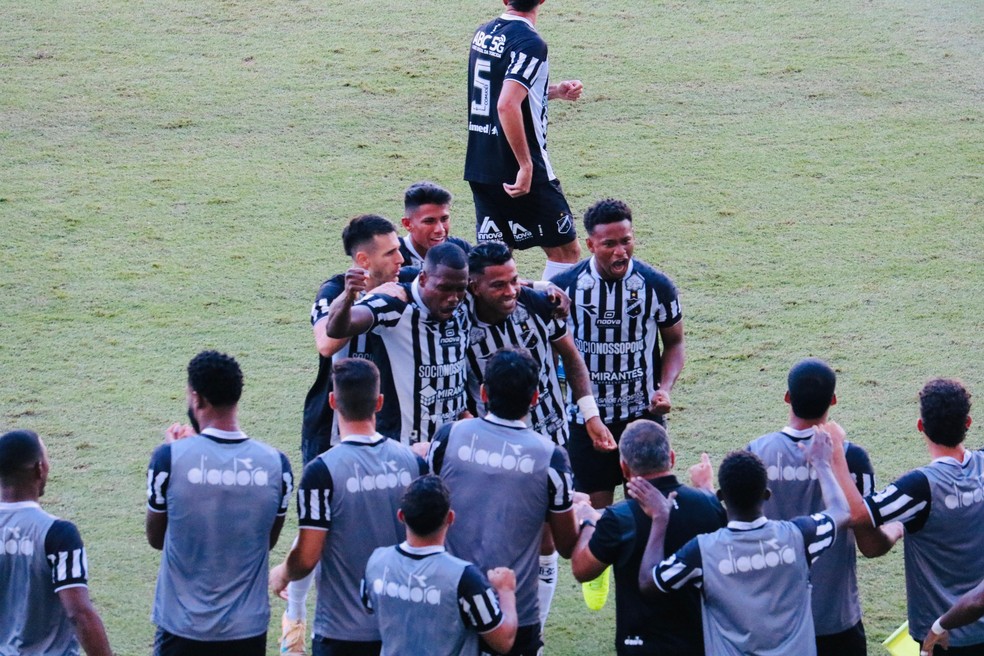 Torcida e jogadores do Altos em 2026