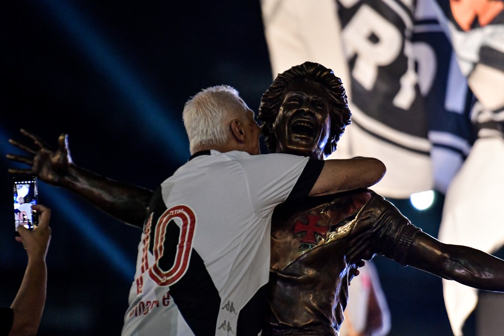 Roberto Dinamite ganhou est&aacute;tua em sua homenagem atr&aacute;s de um dos gols de S&atilde;o Janu&aacute;rio &mdash; Foto: Thiago Ribeiro/AGIF