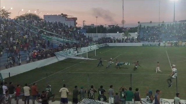 Membros de uma Torcida Organizada do Sousa arrancaram faixas da torcida do Nacional de Patos