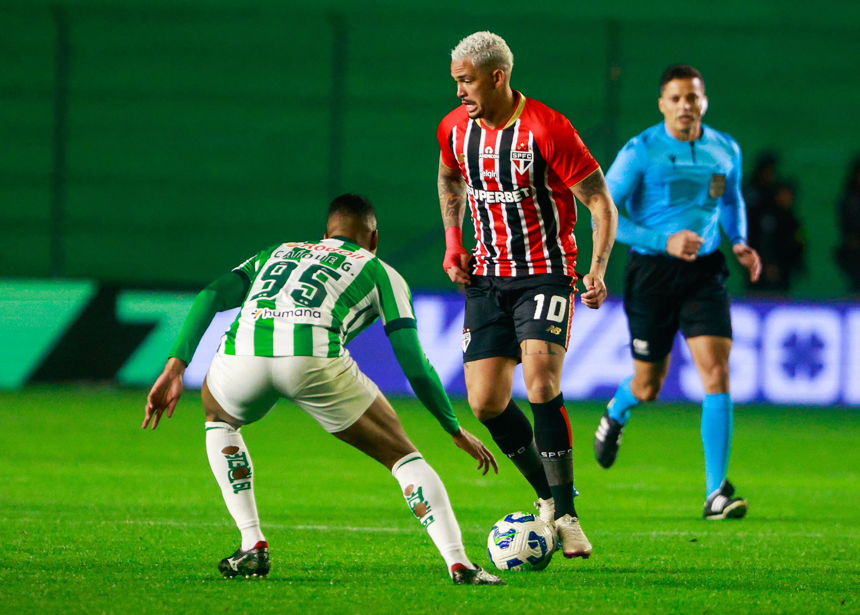 São Paulo brilha com Ferreira e Luciano em mais uma vitória decisiva