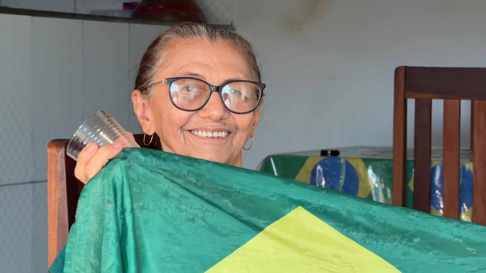 Vovó torcedora da Seleção cria tradição de quebrar copos a cada gol do Brasil: "Dizem que eu sou doida"
