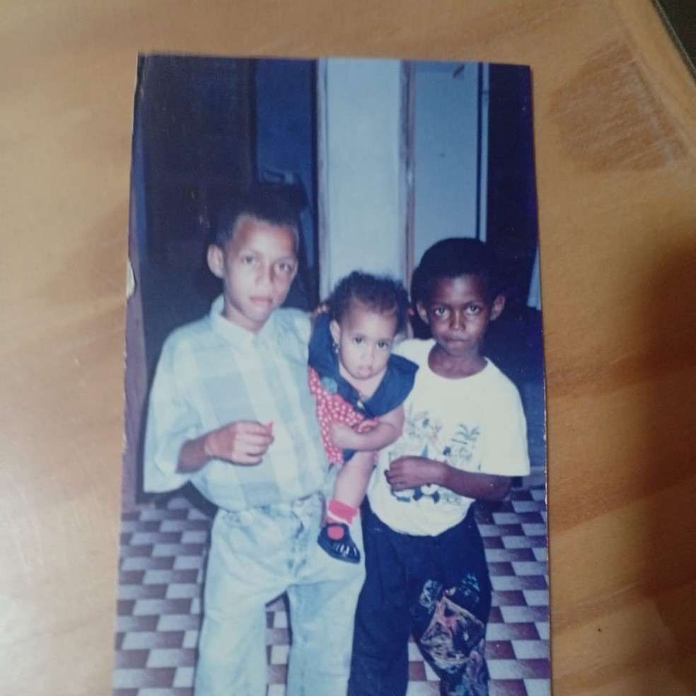 Vozinha crian�a ao lado da irm� ca�ula Jane e de Kleidir, em Cabo Verde � Foto: Arquivo Pessoal