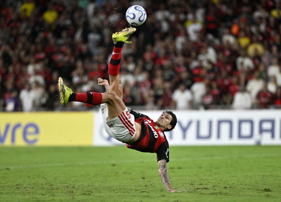 Ah, se ele acerta... Pedro tenta um voleio em Flamengo x Estudiantes � Foto: Andr� Dur�o / ge