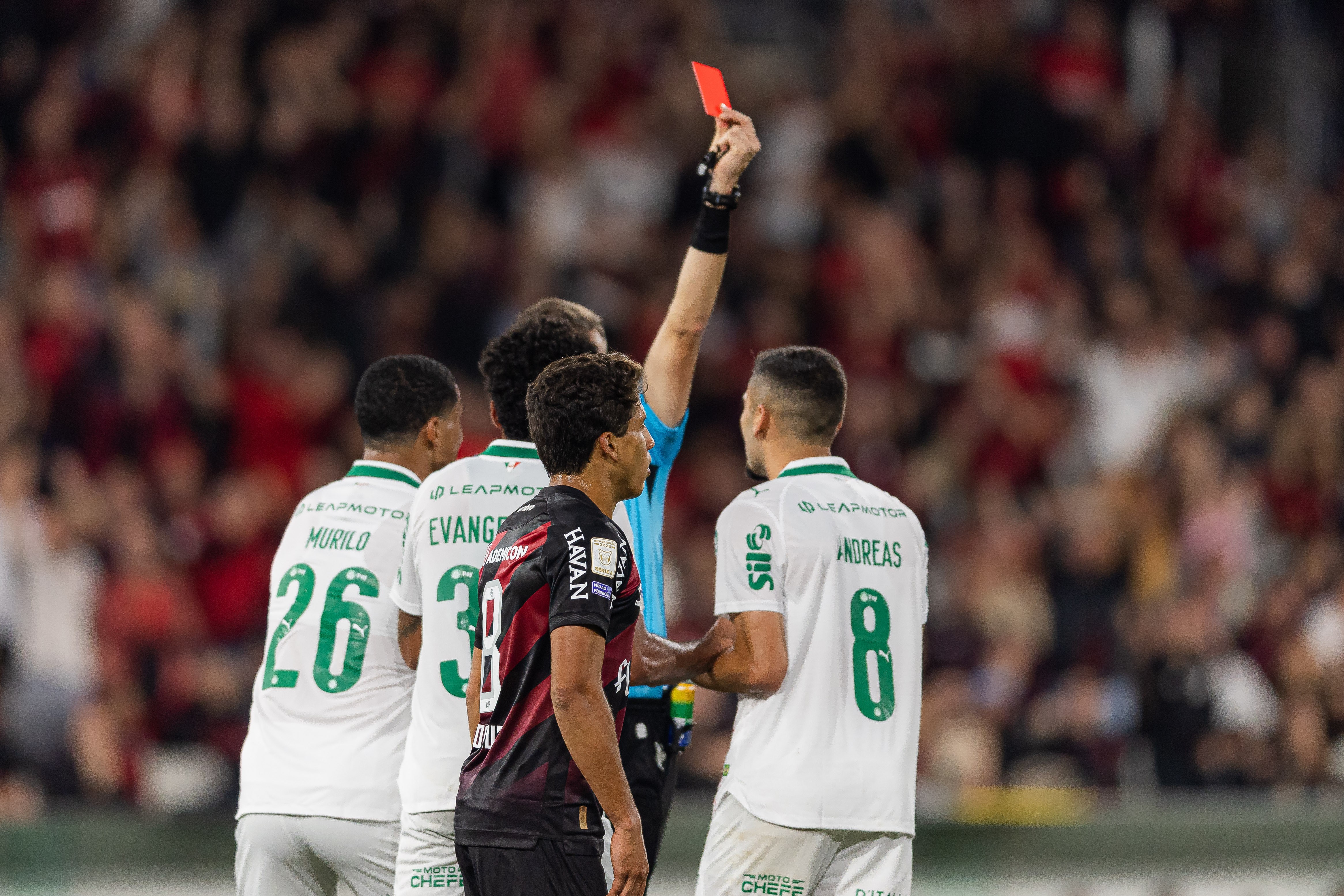 Andreas Pereira é expulso no primeiro tempo de Athletico x Palmeiras; Piquerez também vira desfalque