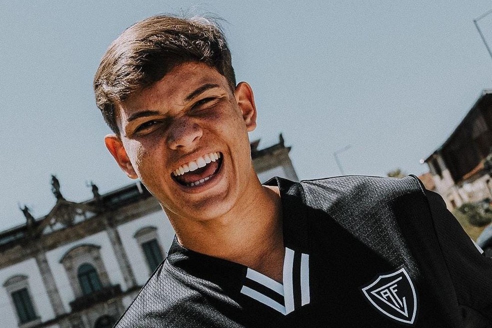 Bruno Ramos com a camisa do Académico Viseu - Bruno Ramos