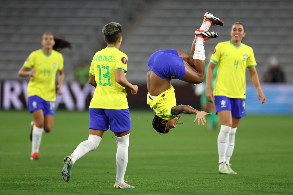 Geyse dá uma cambalhota na comemoração do primeiro gol do Brasil contra o Panamá — Foto: SEAN M. HAFFEY / AFP