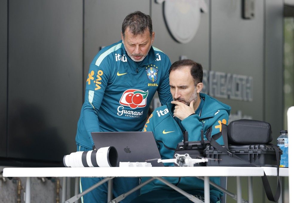 Analistas observam imagens aéreas — tecnologias na Seleção