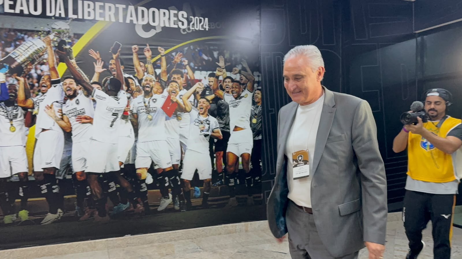 Novo técnico do Botafogo, Tite vai ao Nilton Santos em jogo contra o Grêmio