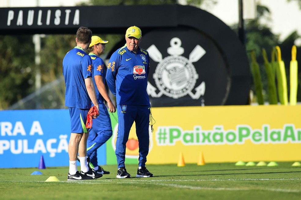 Carlo Ancelotti comanda treino da Seleção no CT do Corinthians — Foto: Marcos Ribolli