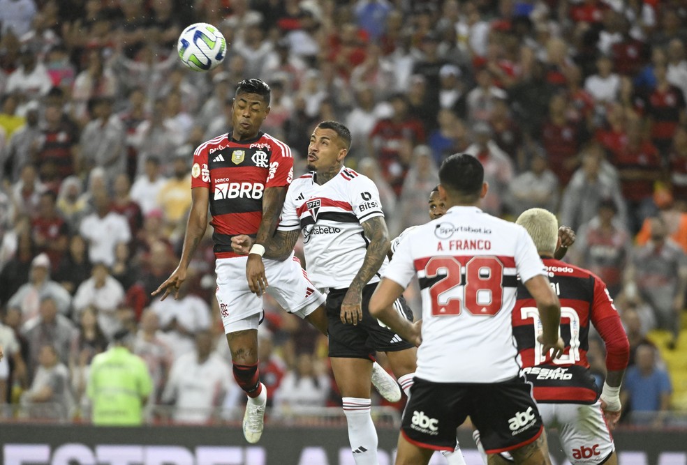 Bruno Henrique e Diego Costa em Flamengo x São Paulo — Foto: André Durão